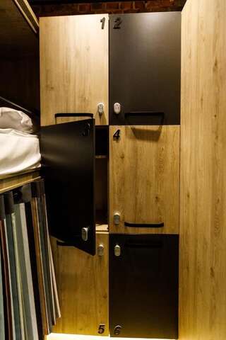 Хостел Hostel 2028 Калининград Кровать в общем 6-местном номере для мужчин и женщин-4